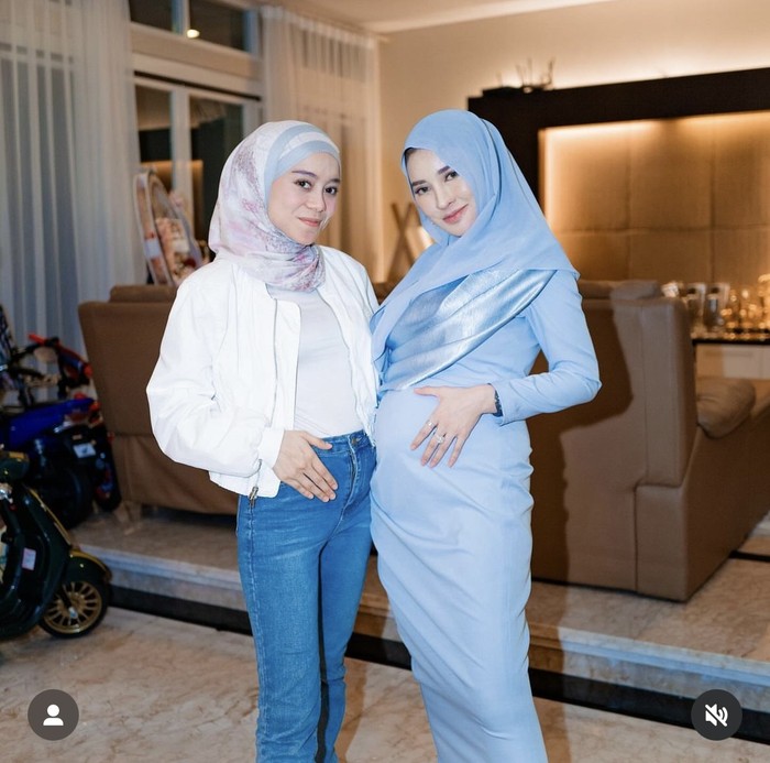 Keseruan Lesti Kejora Saat Makan Bareng Suami dan Sahabat Keseruan Lesti Kejora Saat Makan Bareng Suami dan Sahabat