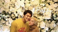 Selama kehamilan anak kedua, wanita 25 tahun ini kerap menunjukkan aktivitas sehari-hari di Instagram, termasuk saat makan bersama suami, anak, dan teman-temannya. Foto: Instagram @lestikejora