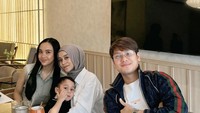 Kali ini penyanyi dangdut itu sedang kumpul bersama penyanyi Lyodra, suami, dan anaknya. Mereka tampak menikmati aneka minuman dan ada beberapa sisa piring di meja mereka. Foto: Instagram @lestikejora