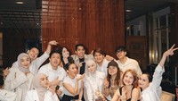 Ibu dua anak ini juga mengundang teman-temannya ke pesta ulang tahun. Terlihat ada sejumlah makanan tersedia di meja tamu, mulai dari pizza hingga dessert. Foto: Instagram @lestikejora