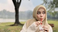Sebelum hamil anak kedua, jebolan D’Academy ini sempat menunjukkan momen saat menikmati segelas kopi susu dari 24 Ever Coffee. Foto: Instagram @lestikejora