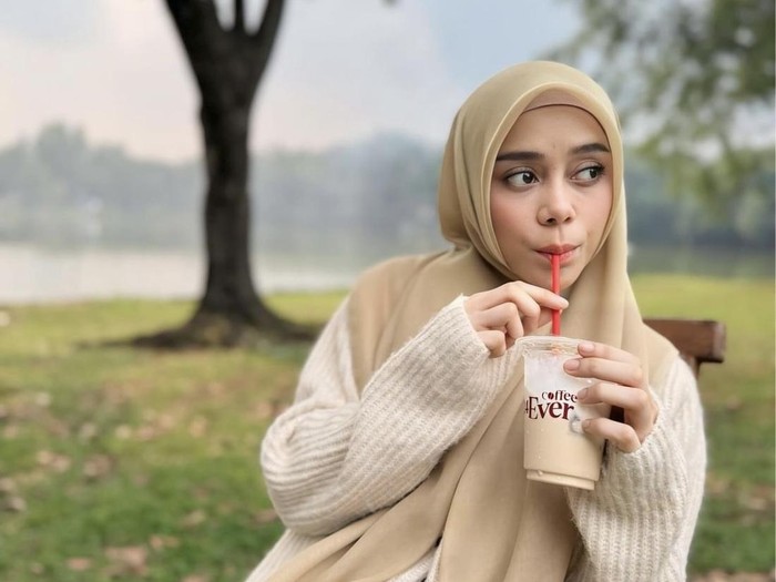 Keseruan Lesti Kejora Saat Makan Bareng Suami dan Sahabat