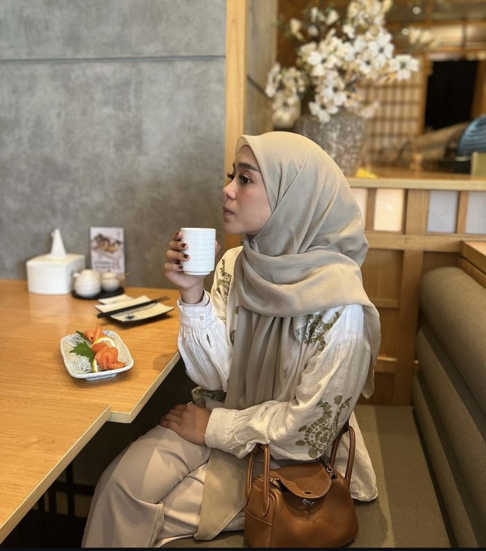 Keseruan Lesti Kejora Saat Makan Bareng Suami dan Sahabat