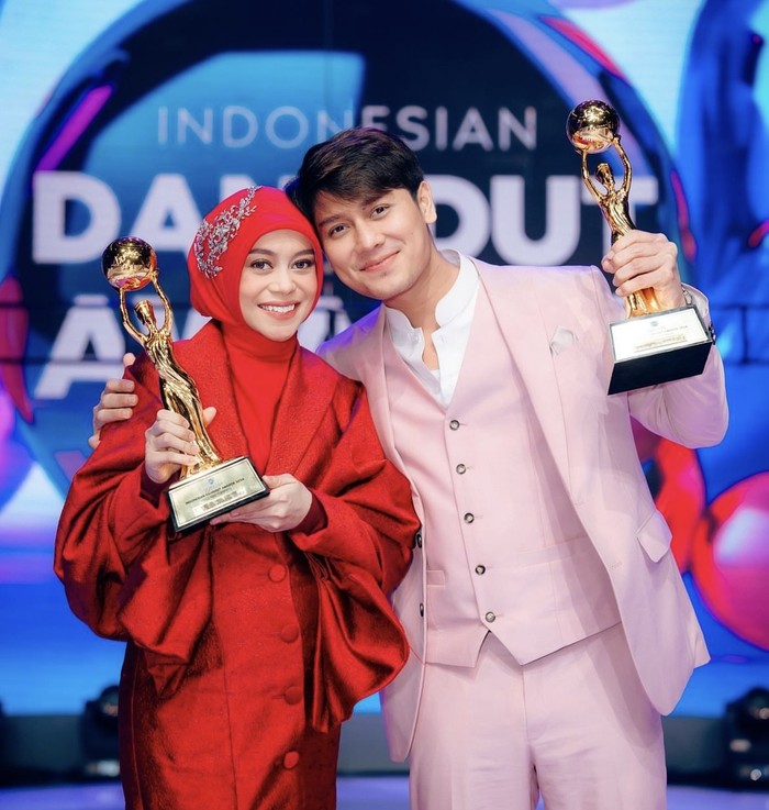Keseruan Lesti Kejora Saat Makan Bareng Suami dan Sahabat Keseruan Lesti Kejora Saat Makan Bareng Suami dan Sahabat