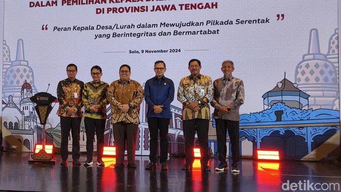 Ketua Bawaslu RI Rahmat Bagja (tengah, batik cokelat) saat membuka acara di Solo, Sabtu (9/11/2024).