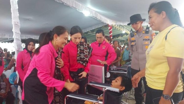 Ketua Umum (Ketum) Bhayangkari Juliati Sigit Prabowo berkunjung ke Nusa Tenggara Timur (NTT), tepatnya di Soe, Timor Tengah Selatan (TTS) dan Rote Ndao.