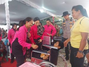 Ketum Bhayangkari Gelar Baksos di Soe dan Rote Ndao NTT Bikin Warga Terharu