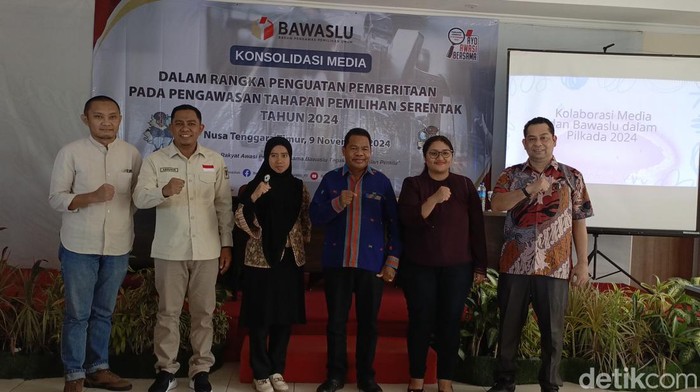 Komisioner Bawaslu NTT berpose bersama jajaran di sela-sela kegiatan konsolidasi media di Kupang, Sabtu (9/11/2024).