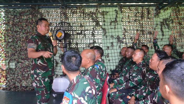 KSAD Jenderal Maruli Simanjuntak memberikan arahan kepada TIM TNI AD yang ikut lomba tembak di Filipina