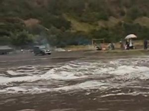 Diguyur Hujan Deras, Lautan Pasir Bromo Berubah Jadi Sungai tapi Jangan Panik