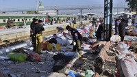 Serangan itu terjadi ketika hampir 100 penumpang sedang menunggu kereta untuk melakukan perjalanan ke kota garnisun Rawalpindi dari Quetta, ibu kota provinsi Balochistan yang bergolak, menurut Hamza Shafqaat, seorang administrator senior pemerintah. 