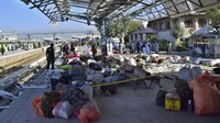 Petugas keamanan memeriksa lokasi ledakan bom di stasiun kereta api di Quetta, Pakistan barat daya, Sabtu (9/11/2024). Ledakan tersebut terjadi sekitar pukul 08.45 waktu setempat.
