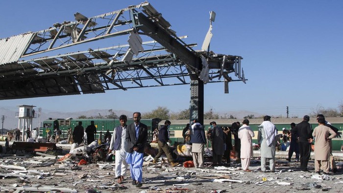 Ledakan Dahsyat Guncang Stasiun Kereta di Pakistan People walk amid the debris after a bomb blast at a railway station in Quetta, Pakistan November 9, 2024. REUTERS/Naseer Ahmed TPX IMAGES OF THE DAY