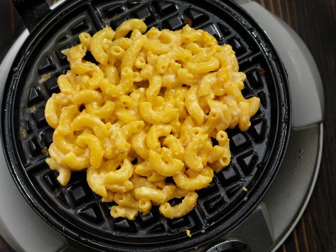 kreasi waffle dari mac and cheese