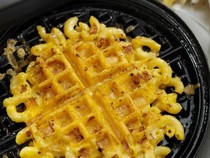 Sisa Mac and Cheese Bisa Diolah Jadi Waffle Enak, Ini Tipsnya