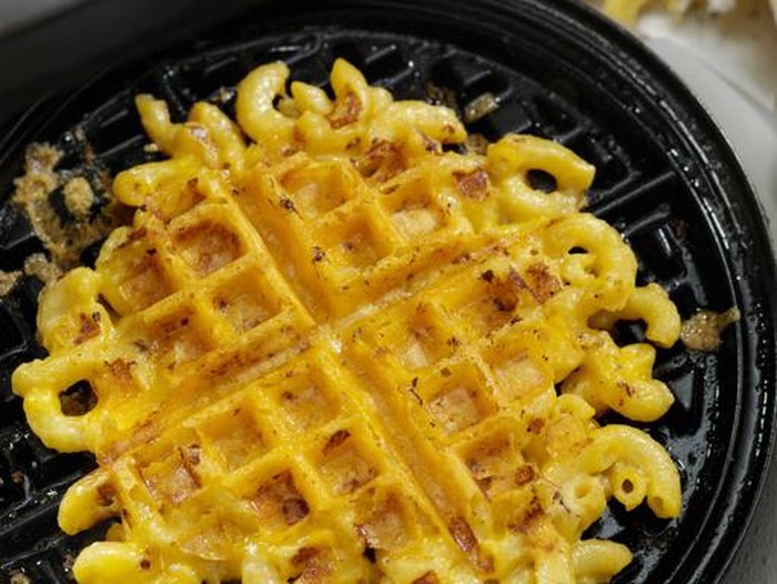 kreasi waffle dari mac and cheese