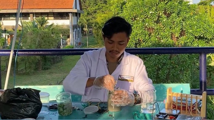 Mahasiswa ITS buat inovasi sumber tenaga listrik dari bakteri limbah.