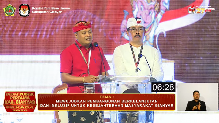 Paslon nomor urut 1, I Made Agus Mahayastra dan Anak Agung Gde Mayun (Aman) saat debat publik perdana di Denpasar, Sabtu (9/11/2024). (Tangkap Layar Youtube KPUD Gianyar)