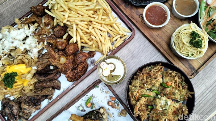 Makanan jumbo di Jumbo Eatery.
