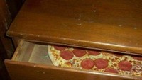 Tak ingin ketahuan menyimpan makanan di kamar, seorang pria punya trik unik untuk menyimpan pizzanya. Ia menyimpan pizza pada laci kamar dan beruntungnya ukurannya pas. Foto: Bored Panda