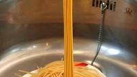 Bukan dimasak, spaghetti ini seolah keluar dari keran air. Penampilan antara bikin heran atau malah membuat netizen jijik. Foto: Bored Panda