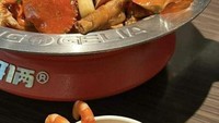 Nasi goreng seafood ini punya penyajian yang unik. Nasi gorengnya disajikan dalam mangkuk dengan udang-udang rebus yang disusun layaknya kaki kepiting. Foto: Bored Panda
