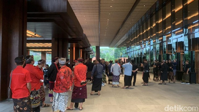 Massa pendukung dua paslon mulai berdatangan ke lokasi debat kedua Pilgub Bali 2024 yang digelar di The Meru, Sanur, Denpasar, Sabtu (9/11/2024). (Foto: Rizki Setyo/detikBali)