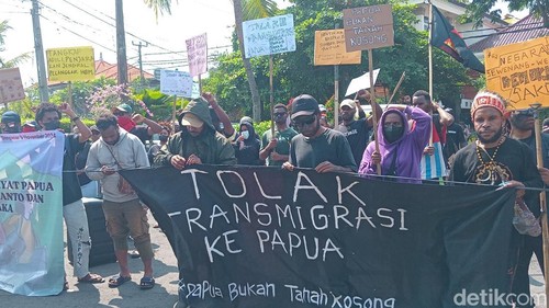 Massa warga dan mahasiswa asal Papua berunjuk rasa di Denpasar, Sabtu (9/111/2024).