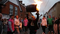 Tradisi ini, yang diyakini berawal dari upaya gagal Gunpowder Plot pada tahun 1605 untuk membunuh Raja James I dari Inggris, dirayakan setiap tahun di kota Inggris barat daya tersebut. 