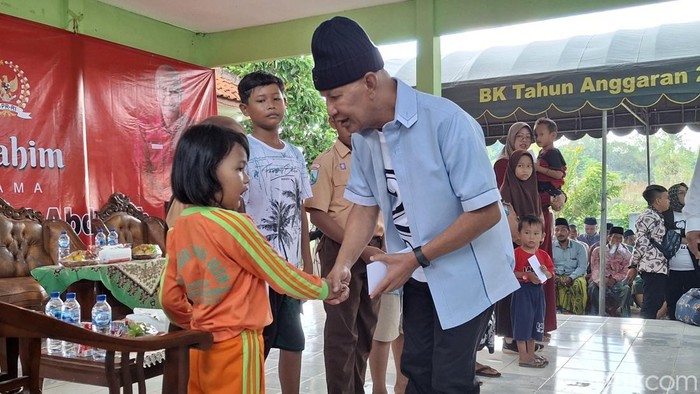 MH Said Abdullah memberikan santunan kepada anak yatim saat kanker di Kabupaten Sumenep.