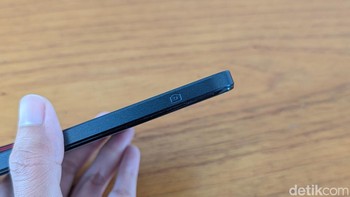 Di sisi kanan ponsel terdapat Capture Button untuk mengambil foto, mirip seperti tombol Camera Control yang ada di iPhone 16 series. Foto: Virgina Maulita Putri/detikINET