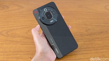 Wujud Nubia Focus Pro 5G dalam warna Classic Black. Ponsel ini juga tersedia dalam pilihan warna Light Brown dengan lapisan kulit sintetis. Foto: Virgina Maulita Putri/detikINET