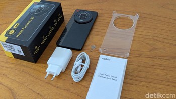 Isi paket penjualannya cukup standar, ada unit Nubia Focus Pro 5G, charger, kabel USB-C ke USB-C, ejector pin, case bening, dan buku panduan. Foto: Virgina Maulita Putri/detikINET