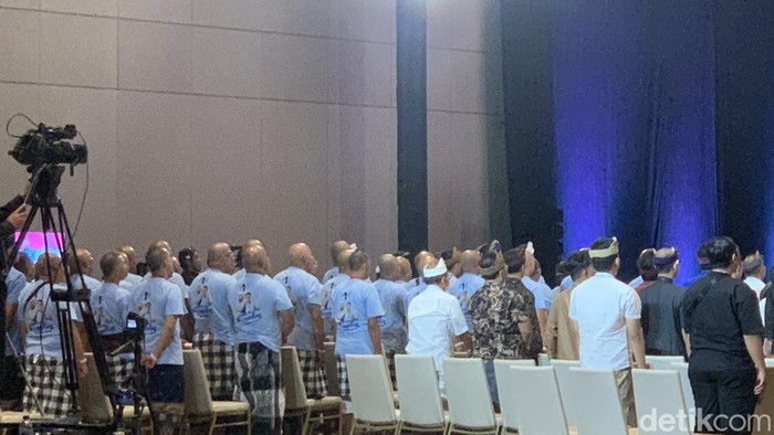 Para pendukung paslon nomor urut 1, Made Muliawan Arya-Putu Agus Suradnyana (Mulia-PAS), kompak menunjukkan gaya kepala plontos saat debat kedua Pilgub Bali 2024. (Foto: Rizki Setyo/detikBali)