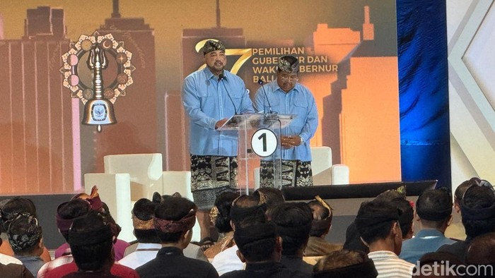 Paslon nomor urut 1 Made Muliawan Arya-Putu Agus Suradnyana (Mulia-PAS) saat debat kedua Pilgub Bali 2024 di The Meru, Sanur, Denpasar, Sabtu (9/11/2024). (Foto: Rizki Setyo/detikBali)