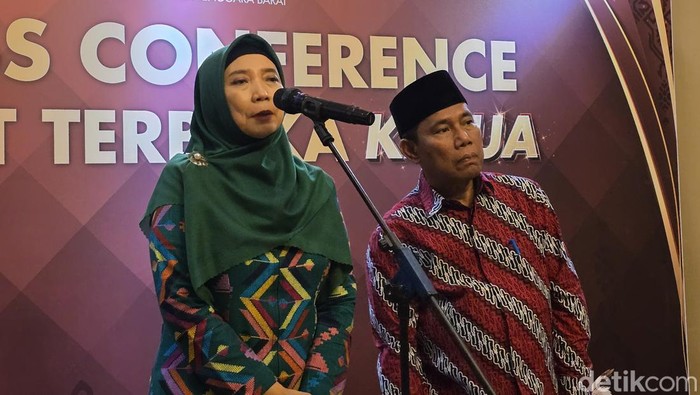 Paslon nomor urut 1 Sitti Rohmi Djalillah-Musyafirin seusai debat kedua Pilgub NTB pada Jumat (8/11/2024).a