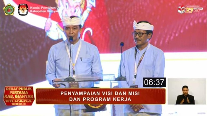 Paslon nomor urut 2 Anak Agung Kakarsana-I Wayan Tagel Arjana (duet Kata) debat pertama Pemilihan Bupati (Pilbup) Gianyar 2024 pada Sabtu (9/11/2024). (Tangkapan layar YouTube KPUD Gianyar)