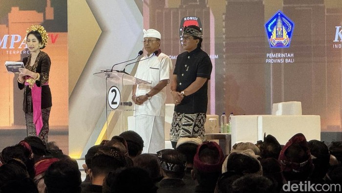 Paslon nomor urut 2 Wayan Koster-I Nyoman Giri Prasta (Koster-Giri) saat debat kedua Pilgub Bali yang digelar di The Meru, Sanur, Denpasar, Sabtu (9/11/2024). (Foto: Ida Bagus Putu Mahendra/detikBali)
