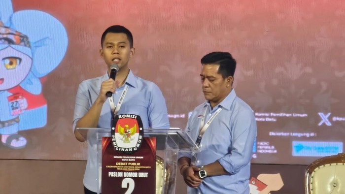 Paslon wali kota dan wakil wali Kota Batu Firhando Gumelar-Rudi saat debat Pilkada 2024.
