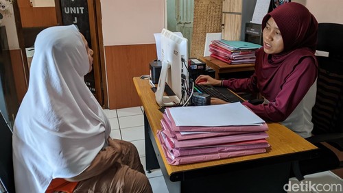 RR pelaku TPPO di Lombok Barat diamankan polisi, Sabtu (9/11/2024). Foto: (Ahmad Viqi/detikBali).