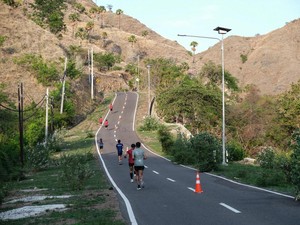 Ribuan Pelari IFG Marathon Dimanjakan Keindahan Alam Labuan Bajo