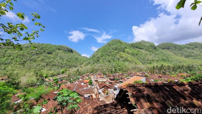 Penampakan Padukuhan Wotawati, Gunungkidul dilihat dari atas bukit, Sabtu (9/11/2024).