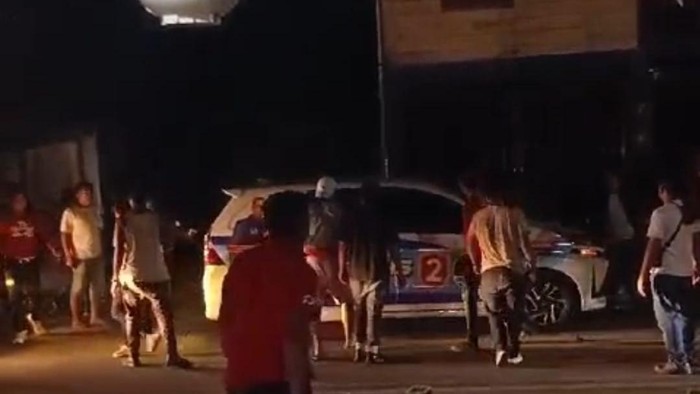 Peristiwa pengeroyokan dan pengerusakan mobil Paslon nomor urut 2. (Istimewa)