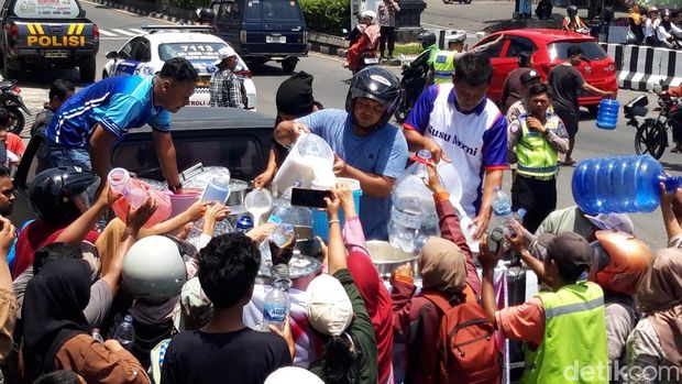 Peserta aksi membagikan susu sapi gratis di sekitar Pemkab Boyolali, Sabtu (9/11/2024).