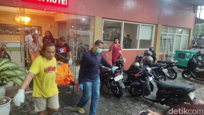 Petugas mengevakuasi jenazah yang ditemukan di kolong kasur hotel Semarang, Sabtu (9/11/2024).
