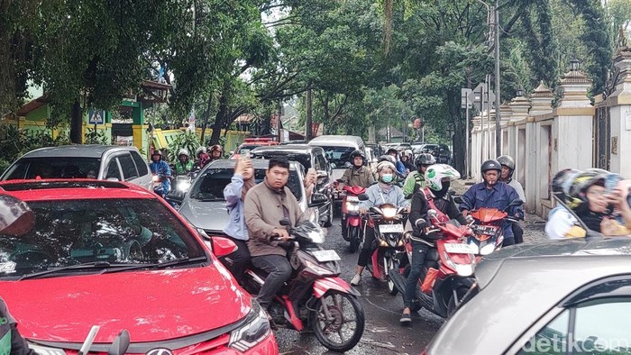Pohon ukuran besar tumbang di sejumlah titik di Kota Cimahi pada Sabtu (9/11/2024)
