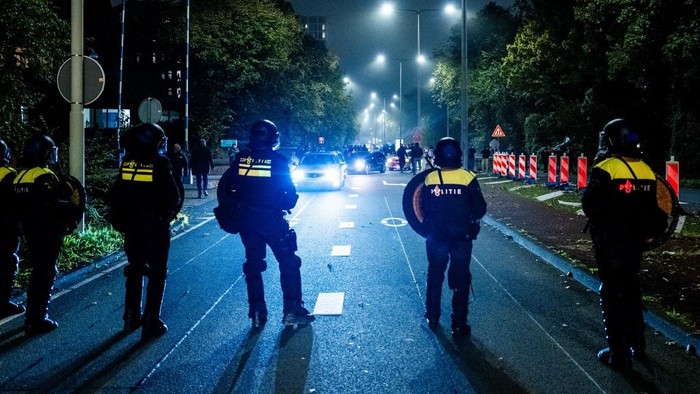 Police officers from the Mobile Unit (ME) secure during a pro-Palestinian demonstration on the sideline of the UEFA Europa League football match between Ajax Amsterdam and Maccabi Tel Aviv, in Amsterdam on November 7, 2024 (Photo by Jeroen Jumelet / ANP / AFP) / Netherlands OUT