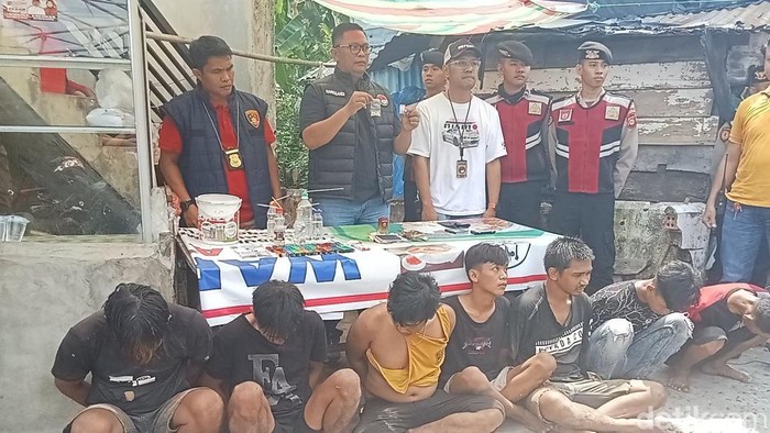 Polisi gerebek sarang narkoba di Lorong Keramat, Palembang.