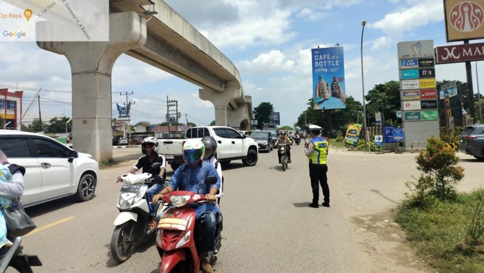 Polisi mengatur lalu lintas di kawasan Opi Jakabaring.