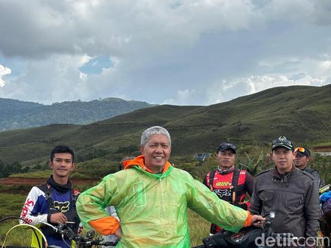 Politisi PDIP Ezra Lamban saat menemani Danny Pomanto menjajal Jalur Seko, Luwu Utara. Hermawan Mappiwali/detikSulsel